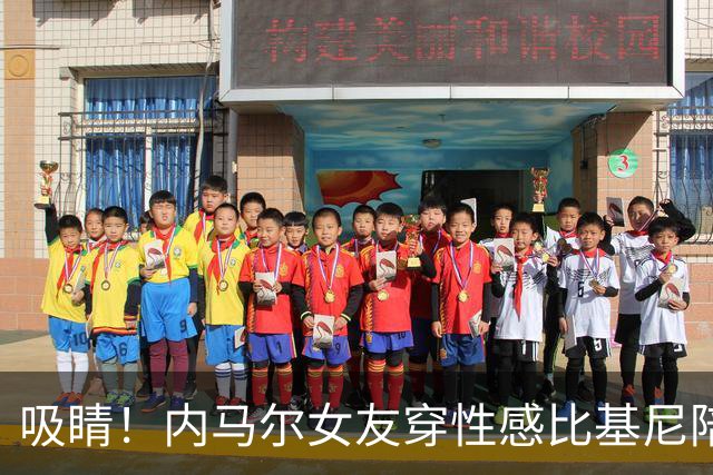 吸睛！内马尔女友穿性感比基尼陪爱犬游泳